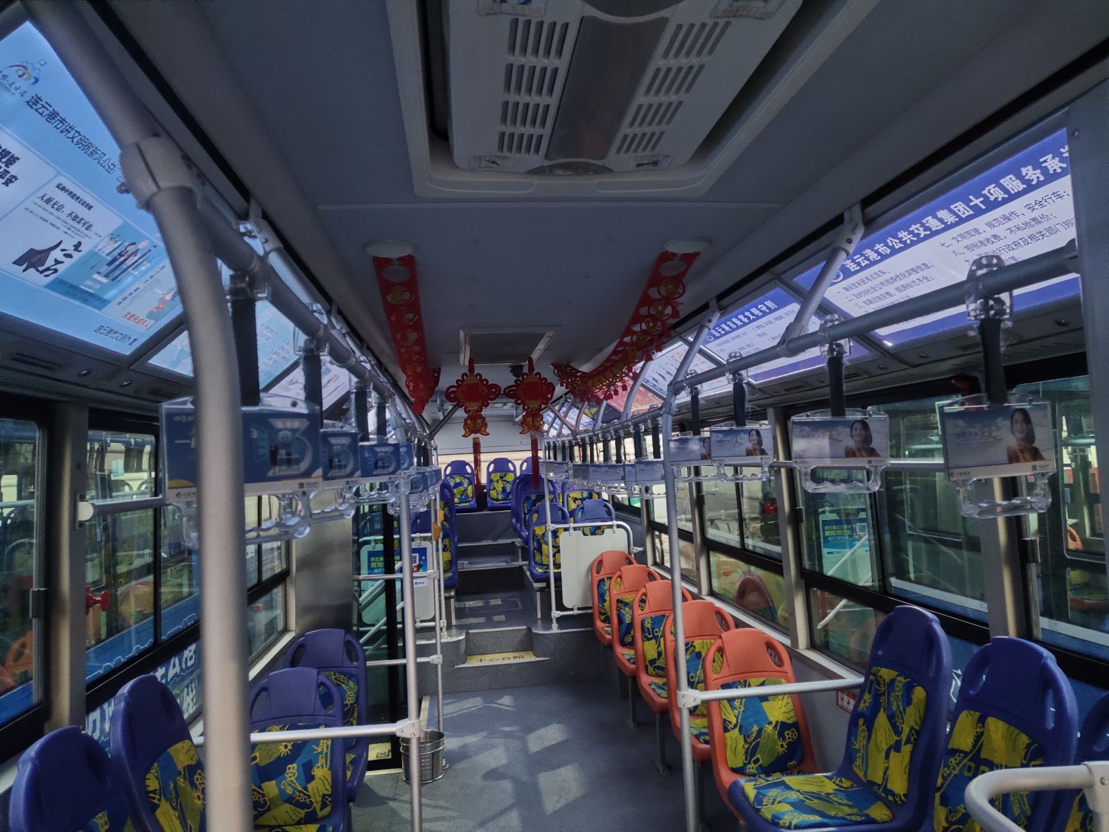 掛拉花貼福字  公交車內(nèi)年味濃